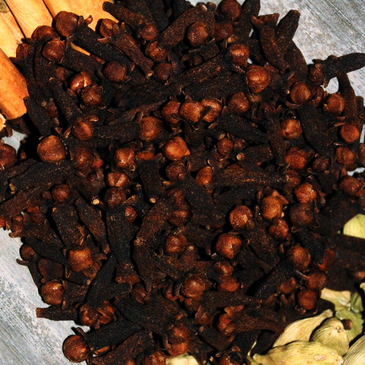 Clove from Sri Lanka, when enjoyed fresh, is bursting with aroma and a sweet, pungent, spicy note that is both good for your health and delicious in chai and food